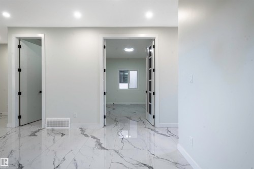 216 33 Street Sw, Edmonton, AB - Indoor Photo Showing Other Room