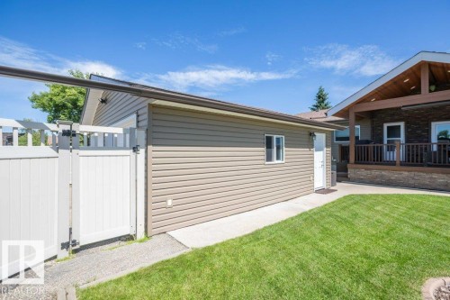 Detached garage with horizontal siding and a side entry door - 10420 111 Avenue, Westlock, AB 