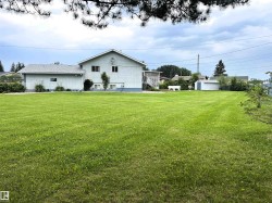 Expansive green lawn providing ample outdoor space - 