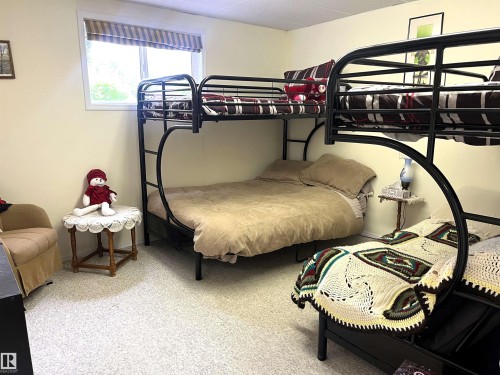 Light-colored textured carpeting throughout the room - 4914 51 Ave, Entwistle, AB 
