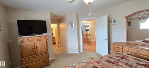Carpeted room with neutral wall tones - 4221 46 Street, Vegreville, AB 