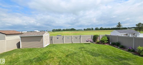 Expansive green lawn with a privacy fence - 4221 46 Street, Vegreville, AB 
