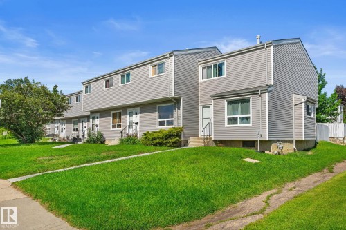 Row of townhomes featuring grey siding exteriors, white window frames, and distinct front entrances - 359 Northgate Terrace Nw, Edmonton, AB - Outdoor