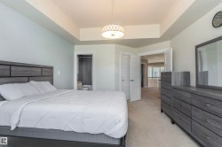 Recessed ceiling with a central decorative light fixture - 