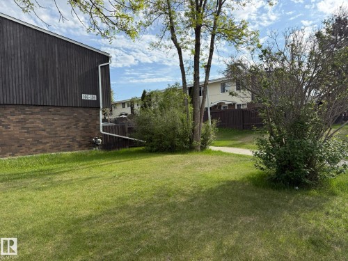 Expansive green lawn with mature trees and established shrubbery - 166 Roseland Village, Edmonton, AB - Outdoor