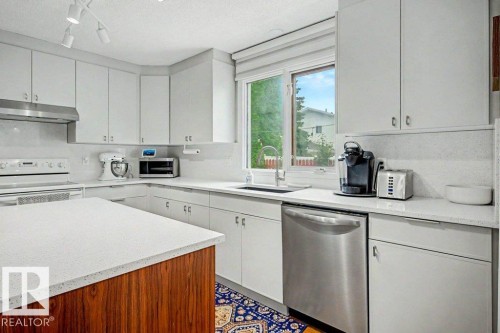 30 Adamic Crescent, Leduc, AB - Indoor Photo Showing Kitchen