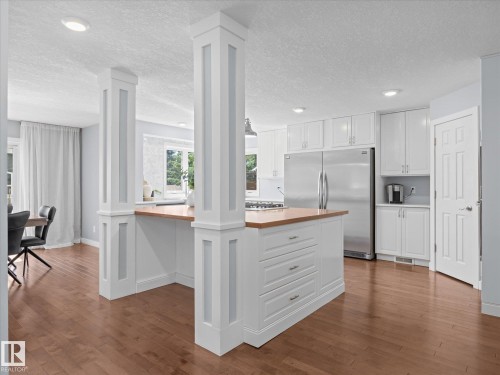 8 Leonard Drive, St. Albert, AB - Indoor Photo Showing Kitchen With Upgraded Kitchen