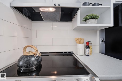 661 Abbottsfield Road Nw, Edmonton, AB - Indoor Photo Showing Kitchen