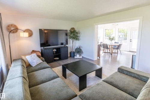 90 22111 Twp Rd 510, Rural Leduc County, AB - Indoor Photo Showing Living Room