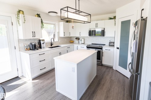 90 22111 Twp Rd 510, Rural Leduc County, AB - Indoor Photo Showing Kitchen