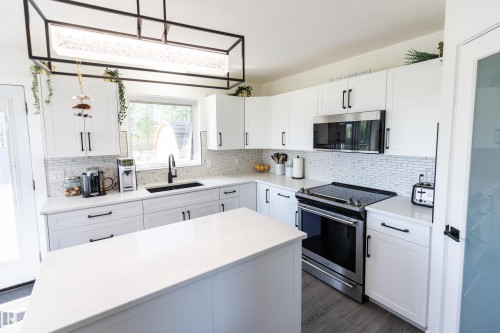 90 22111 Twp Rd 510, Rural Leduc County, AB - Indoor Photo Showing Kitchen With Upgraded Kitchen