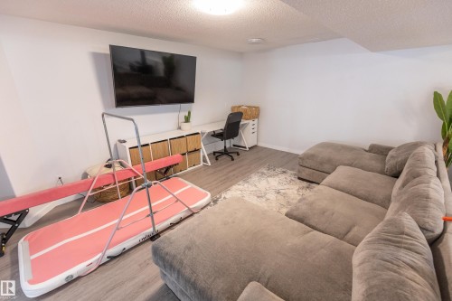 90 22111 Twp Rd 510, Rural Leduc County, AB - Indoor Photo Showing Living Room