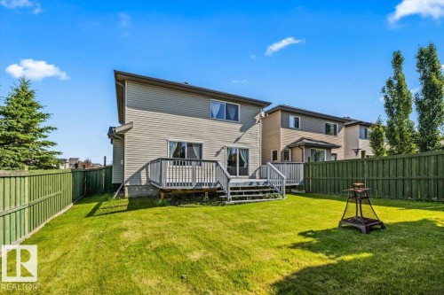Expansive green lawn with a privacy fence - 2407 Hagen Way, Edmonton, AB 