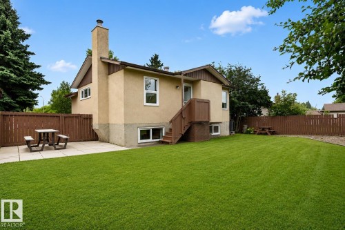 Expansive green lawn with a privacy fence - 31 Alpine Boulevard, St. Albert, AB 