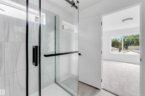 Bathroom - 3605 112 Ave, Edmonton, AB 