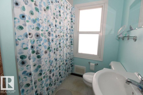 10320 79 Street Nw, Edmonton, AB - Indoor Photo Showing Bathroom