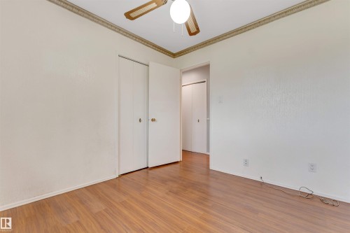 Room with wood-finish flooring, ceiling fan with light, and crown molding - 193 Woodvale Road W, Edmonton, AB 