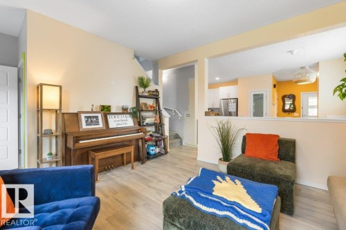 99 Juneau Way, St. Albert, AB - Indoor Photo Showing Living Room