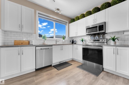 725 36 Street, Edmonton, AB - Indoor Photo Showing Kitchen