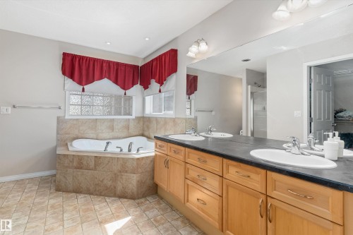 1710 Hodgson Place, Edmonton, AB - Indoor Photo Showing Bathroom