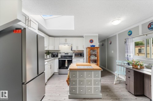 #9 305 Calahoo Rd, Spruce Grove, AB - Indoor Photo Showing Kitchen