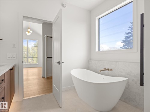 6303 109B Avenue, Edmonton, AB - Indoor Photo Showing Bathroom