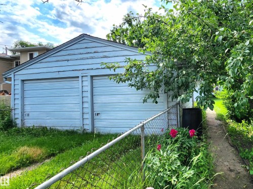 Two-car detached garage with clapboard siding and chain-link fencing - 9522 110 Avenue Nw, Edmonton, AB - Outdoor