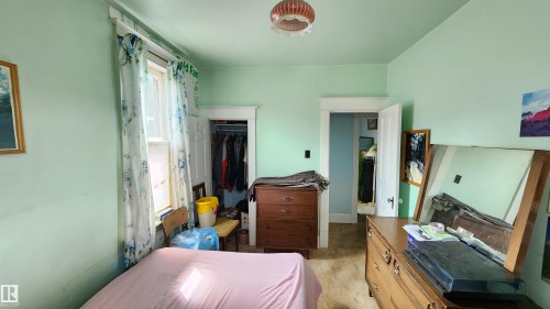 Room featuring light green walls, a single window with white trim, and a ceiling-mounted light fixture - 9522 110 Avenue Nw, Edmonton, AB - Indoor Photo Showing Bedroom
