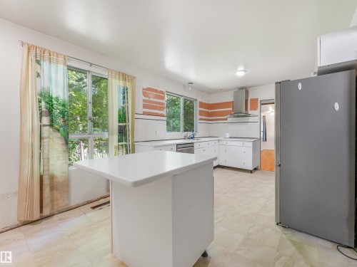 10904 100 Avenue, Fort Saskatchewan, AB - Indoor Photo Showing Kitchen