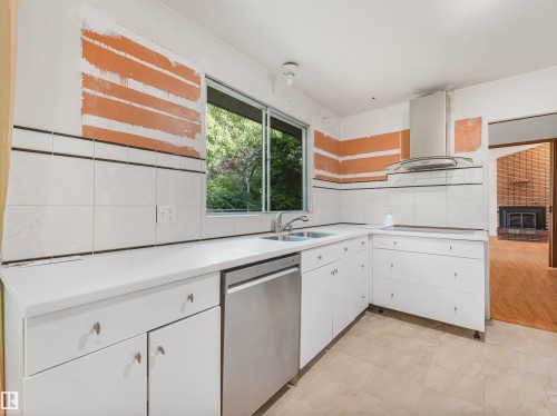 10904 100 Avenue, Fort Saskatchewan, AB - Indoor Photo Showing Kitchen With Double Sink