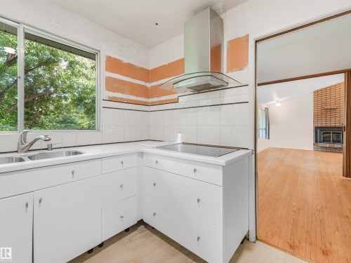 10904 100 Avenue, Fort Saskatchewan, AB - Indoor Photo Showing Kitchen With Double Sink
