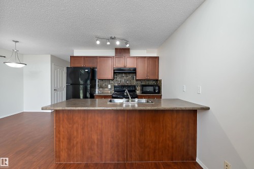 #5 100 Heron Point Cl, Rural Wetaskiwin County, AB - Indoor Photo Showing Kitchen With Double Sink