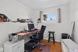 Room with wood-finish flooring and a white built-in ledge - 