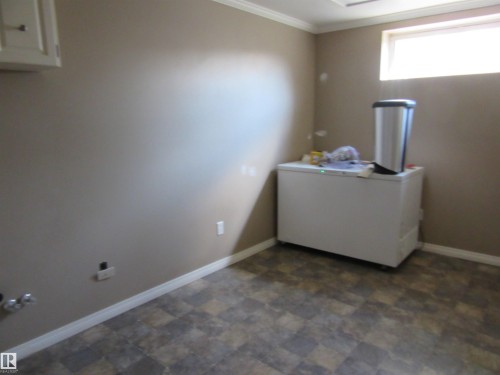 room featuring resilient flooring, neutral wall tones - 64 Heatherglen Close, Spruce Grove, AB 
