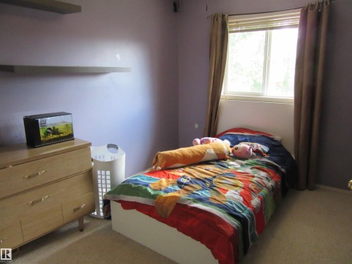 Carpeted room with a double-pane window and a ceiling fan - 64 Heatherglen Close, Spruce Grove, AB 