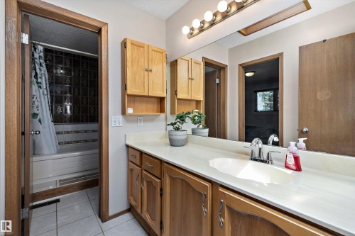 2127 40 Street, Edmonton, AB 