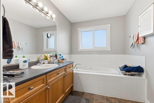 27 Spruce Ridge Drive, Spruce Grove, AB - Indoor Photo Showing Bathroom