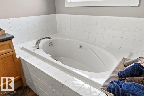 27 Spruce Ridge Drive, Spruce Grove, AB - Indoor Photo Showing Bathroom