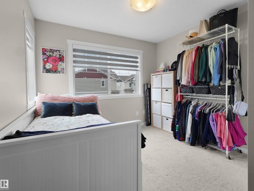 Light-toned walls with contrasting white trim, featuring a recessed window with blinds - 49 17832 78 Street, Edmonton, AB 