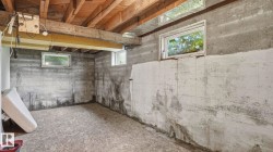 Image quality insufficient for description - 