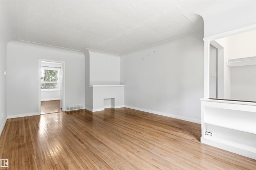 11115 11117 116 Street Nw, Edmonton, AB - Indoor Photo Showing Other Room