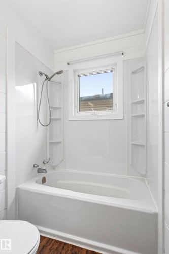 11115 11117 116 Street Nw, Edmonton, AB - Indoor Photo Showing Bathroom