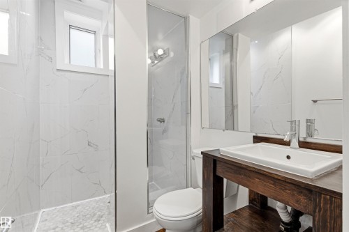 11115 11117 116 Street Nw, Edmonton, AB - Indoor Photo Showing Bathroom