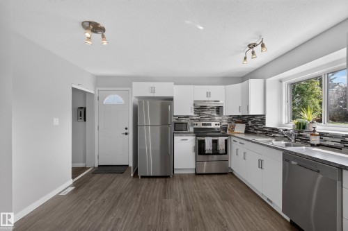131 Cameron Crescent, Wetaskiwin, AB - Indoor Photo Showing Kitchen With Stainless Steel Kitchen With Double Sink
