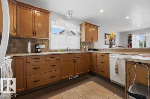 9530 122 Avenue Nw, Edmonton, AB - Indoor Photo Showing Kitchen