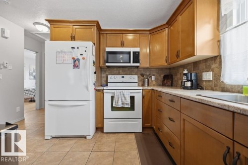 9530 122 Avenue Nw, Edmonton, AB - Indoor Photo Showing Kitchen
