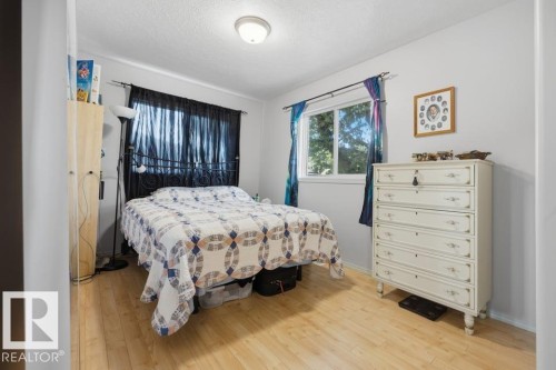 9530 122 Avenue Nw, Edmonton, AB - Indoor Photo Showing Bedroom