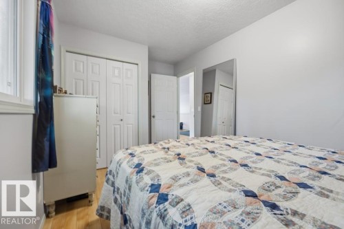 9530 122 Avenue Nw, Edmonton, AB - Indoor Photo Showing Bedroom