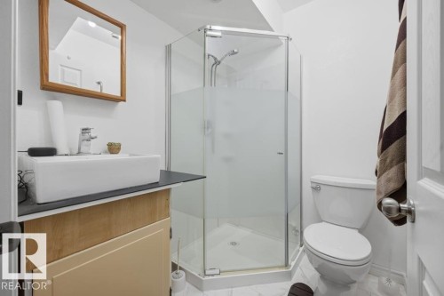 9530 122 Avenue Nw, Edmonton, AB - Indoor Photo Showing Bathroom