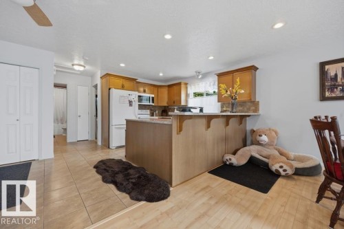 9530 122 Avenue Nw, Edmonton, AB - Indoor Photo Showing Kitchen